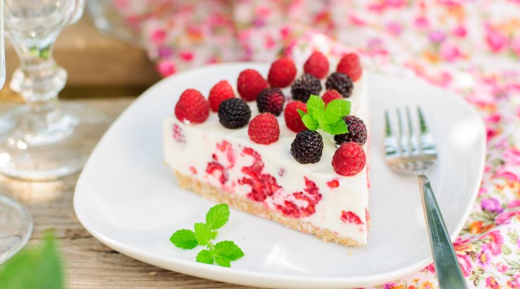 Торт-безе з ягодами