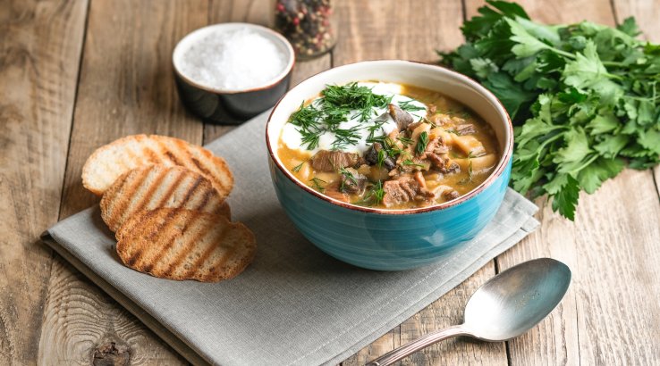 Солянка з овочами і м'ясом