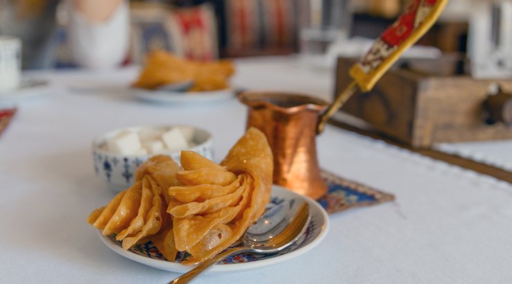 турка з кавою та пахлавою