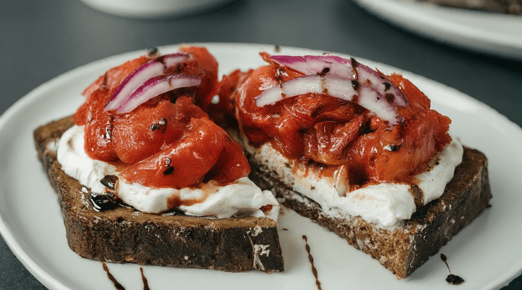Ліванський бутерброд з помідорами чері