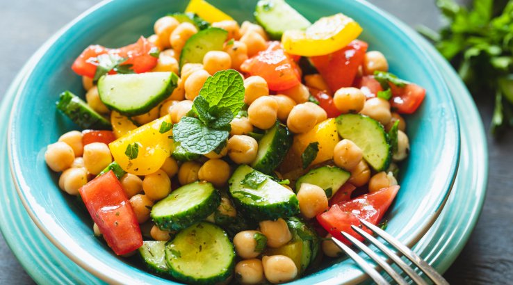 Літній салат з овочами та нутом