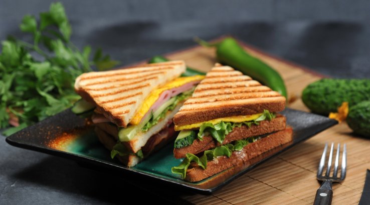 Сендвіч з омлетом і шинкою