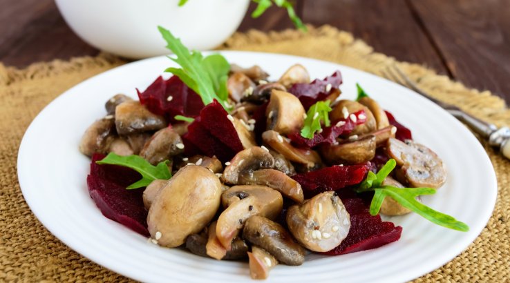 Салат из запеченной свеклы и грибов