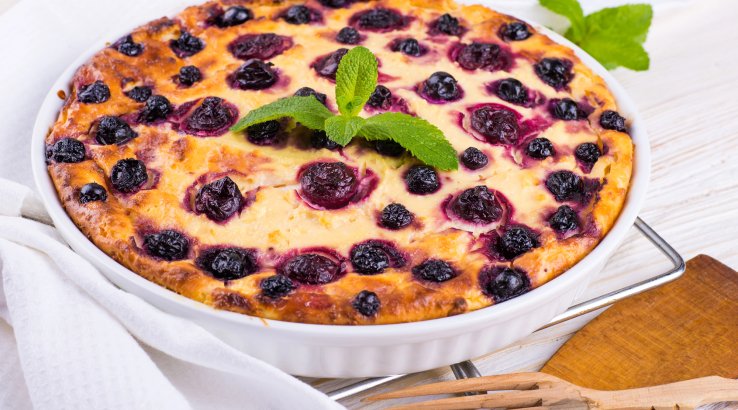 Пиріг з вишнями на сковороді