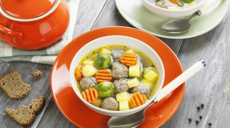 Суп с брюссельской капустой, фрикадельками и овощами