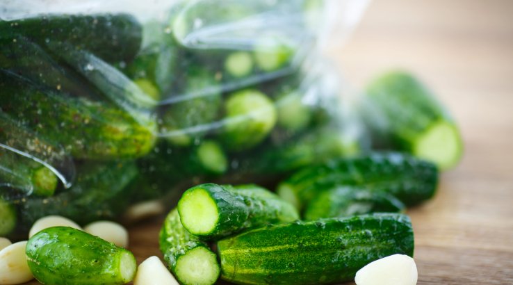 Солоні огірки в пакеті