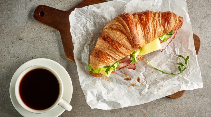 Запечені круасани із шинкою та сиром