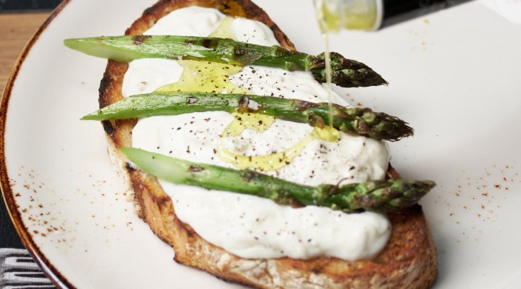 Спаржа зі страчателою