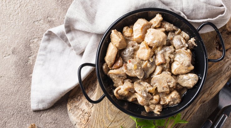 Жульєн з грибами і куркою у сковорідці