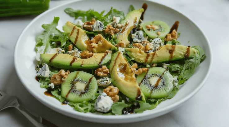 салат з авокадо, ківі та блакитним сиром