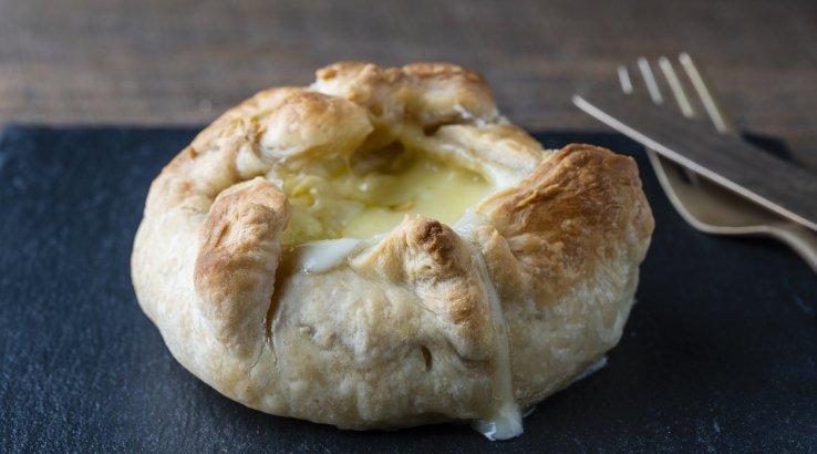 Сир брі в листковому тісті