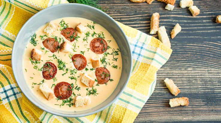 Суп з картоплею, ковбасками та яйцями