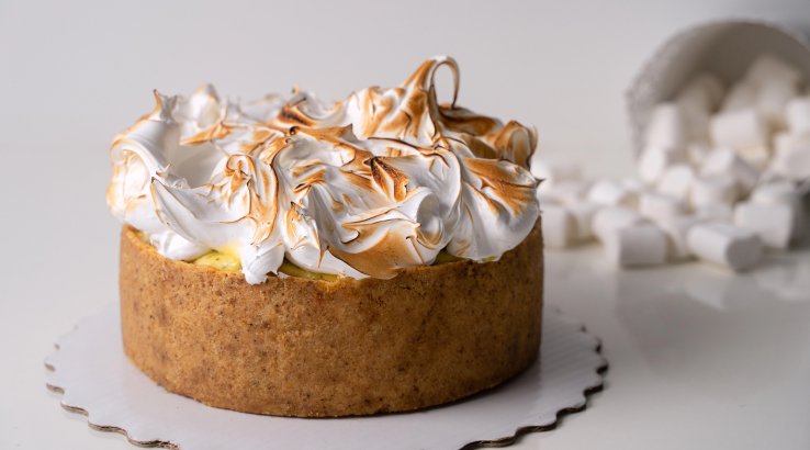 Паска з білковим декором