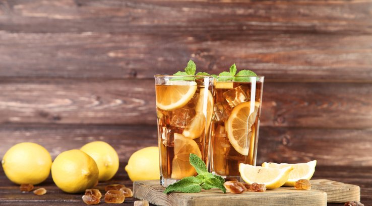 Лимонад з кубиками замороженого чаю