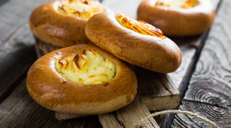 Ватрушки з кисломолочним сиром і родзинками