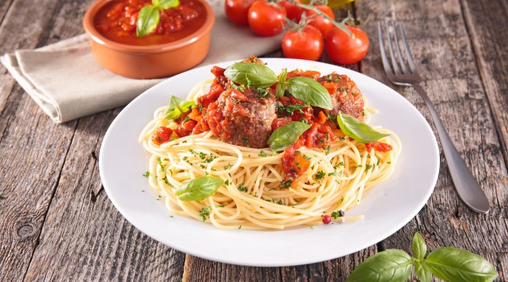 спагеті з мітболами з яловичини