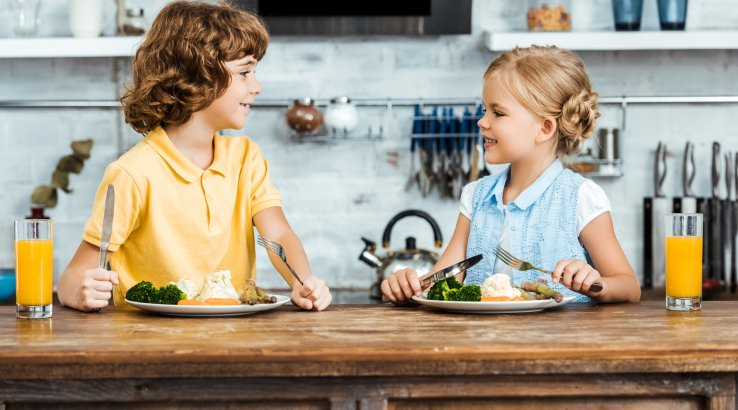Дети обедают