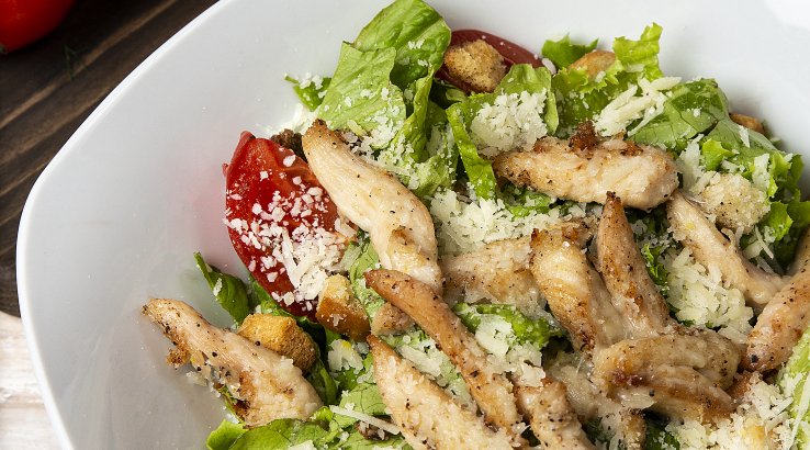 Салат «Цезар» з куркою і молодою капустою