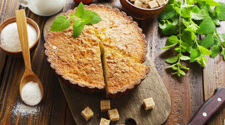 Манний пиріг з фініками і горіхами