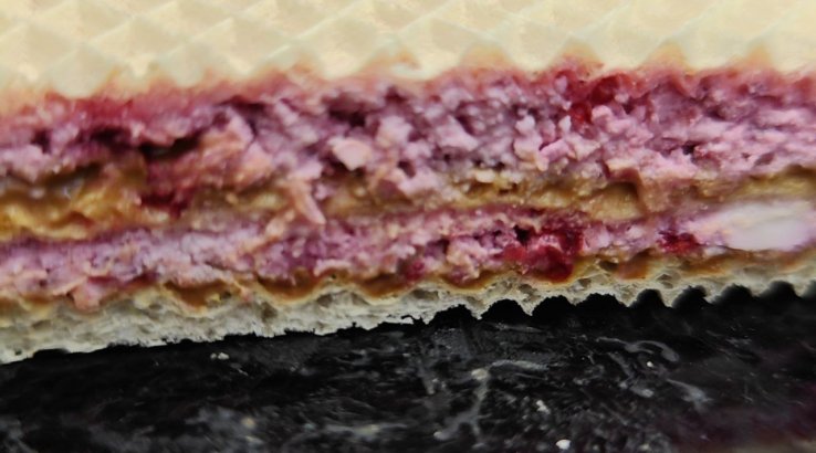 Вафельний торт з сиром і малиною