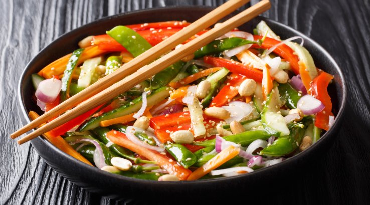 Салат зі смаженим огірком та тунцем