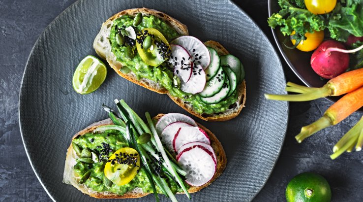 Тост з подрібненим авокадо і слайсами редиски