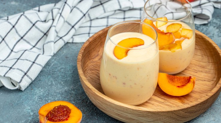 Заморожений десерт із бананами та персиками