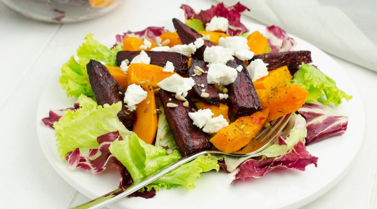 Теплий салат з гарбузом, буряком і бринзою