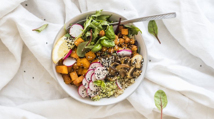 Рис, батат, овочі в мисці