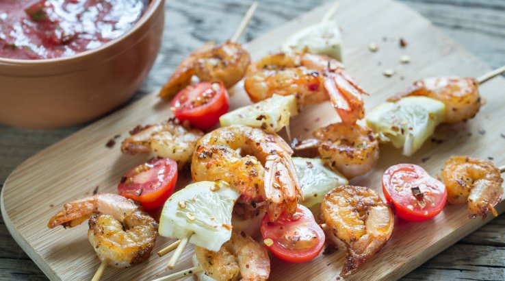 Шашлики з креветок і помідорів