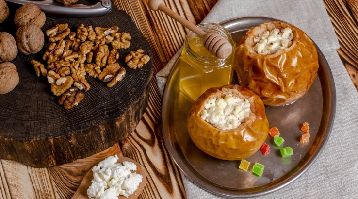 Печені яблука із сиром в мультиварці