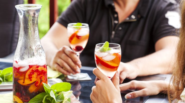 Сангрія з персиків, чоловік та жінка за столом