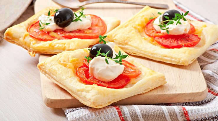 Слойка "Капрезе" з томатами