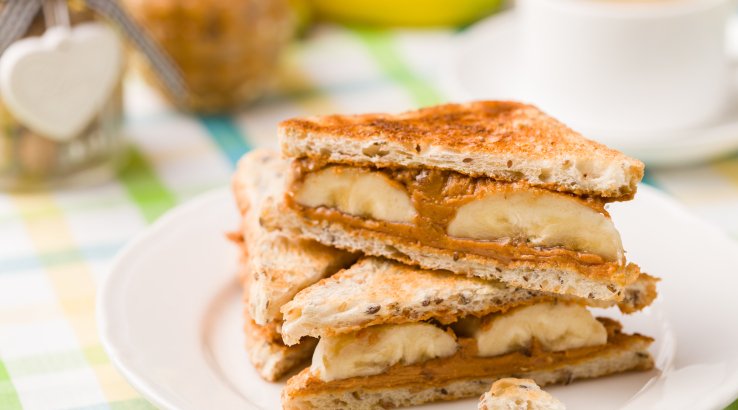 тости з арахісової пастою і карамелізованими бананами