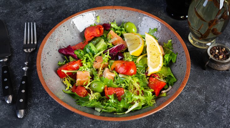 Салат з запеченим лососем
