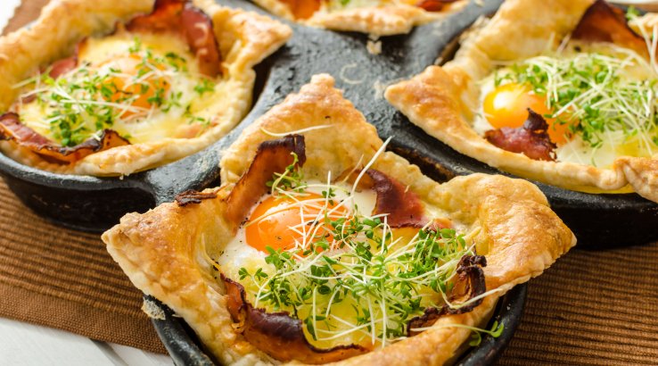 Листкове тісто з яйцем і беконом