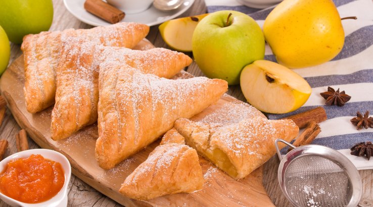 Слойки з яблуком