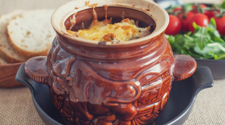 Гриби з бринзою в горщику