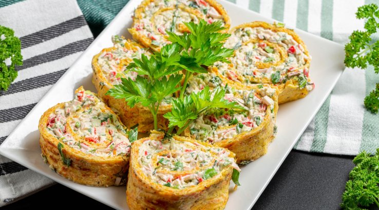 Морквяний рулет з крабовими паличками