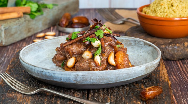 Тушкована курка з фініками