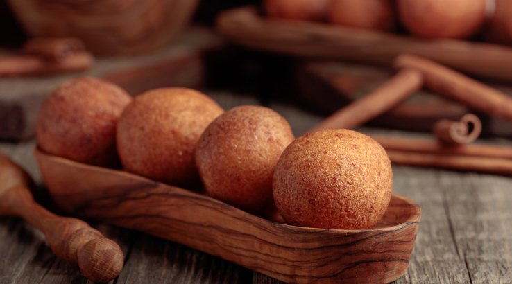 Сирні пончики з вишнею