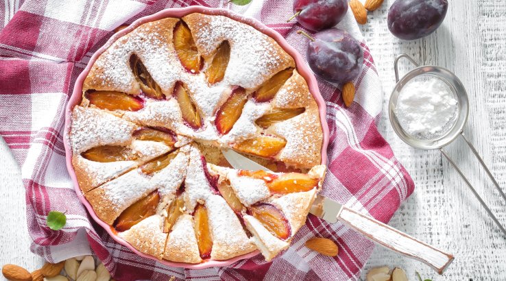 Заливний сливовий пиріг