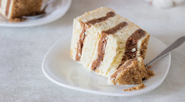 Торт з печива з фруктами