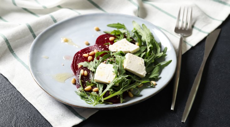 Капрезе з печеним буряком і моцарелою