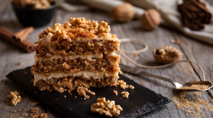 пляцок з халвою і горіхами