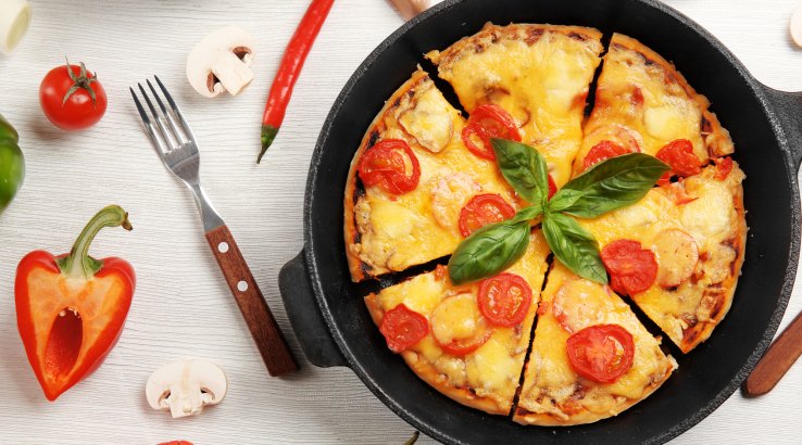 Піца з помідорами та сиром