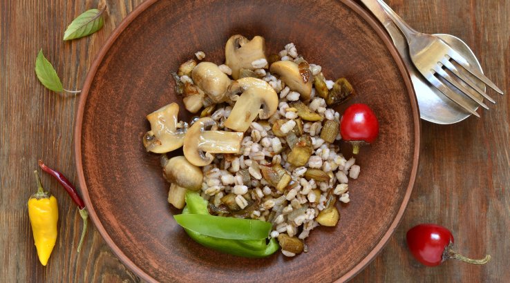 Салат з перловкою та печерицями