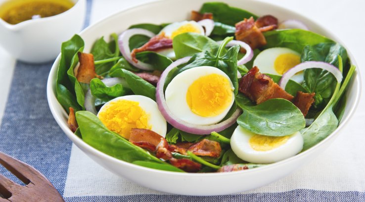 Шпинат з яйцями і беконом