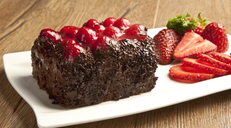 Полуничний шоколадний пиріг