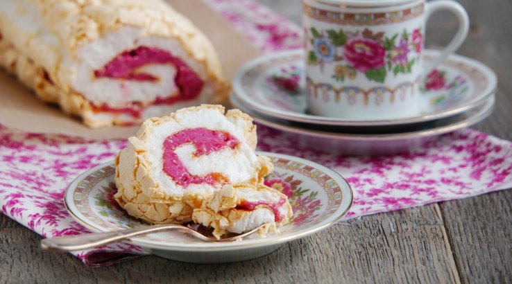 Меренговий рулет з ревенем